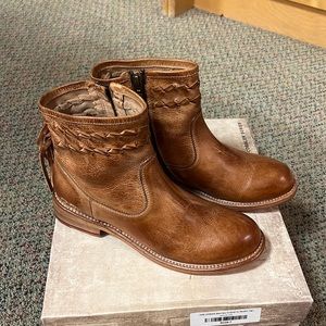 Craven by BedStu in rustic tan. Size 7.